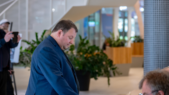 Saksamaa suurmeister Daniel Fridman andis neljapäeva, 21. mai õhtul simultani kohalikele mängijatele. Foto: Allan Mehik Saksamaa suurmeister Daniel Fridman andis neljapäeva, 21. mai õhtul simultani kohalikele mängijatele. Foto: Allan Mehik