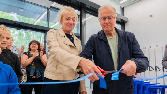 Vändra Tarbijate Ühistu juhatuse esimees Gersti Kont avas 15. juunil Selja Konsumi piduliku lindilõikamisega. Foto: Egon Ligi Vändra Tarbijate Ühistu juhatuse esimees Gersti Kont avas 15. juunil Selja Konsumi piduliku lindilõikamisega. Foto: Egon Ligi