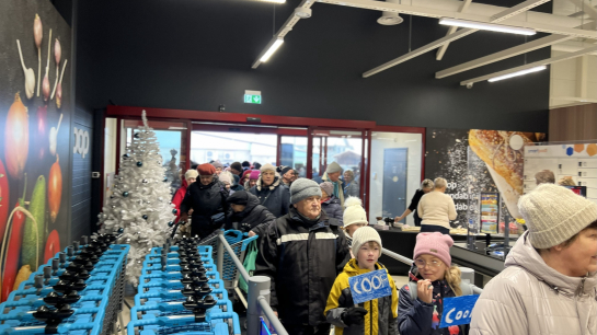 Uue Värska Konsumi avamine tõi kohale rahvamassid, sh lapsed isejoonistatud Coopi lippudega. Foto: Kati Suur/Coop Põlva