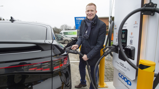 Coop Eesti Keskühistu juhatuse liige Veiko Haavapuu näitab Jüri Konsumi juures ka mujale Coopi poodide juurde rajatavaid kiir- ja ülikiirlaadijaid, mis jõuavad järjest üle Eesti. Foto: Vallo Kruuser Coop Eesti Keskühistu juhatuse liige Veiko Haavapuu näitab Jüri Konsumi juures ka mujale Coopi poodide juurde rajatavaid kiir- ja ülikiirlaadijaid, mis jõuavad järjest üle Eesti. Foto: Vallo Kruuser