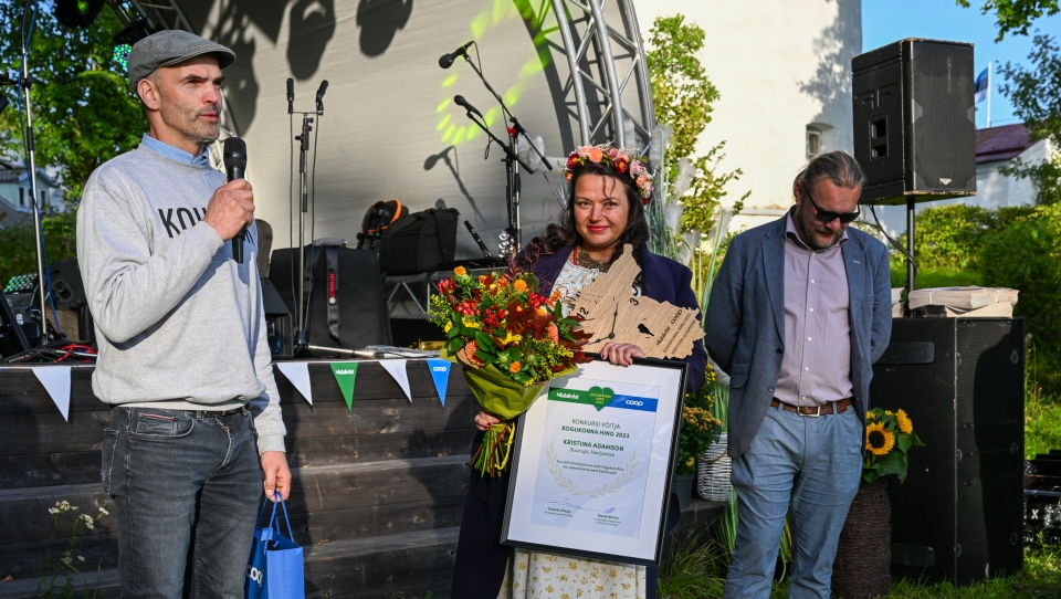 Coopi turundusdirektor Ranno Pajuri (vasakul), "Kogukonna hing 2023" konkursi võitja Kristiina Adamson (keskel) ja Maalehe peatoimetaja Hindrek Riikoja (paremal). Foto: Rene Mitt (Visit Harku)