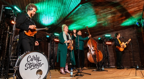 Kogukonna hing 2025: olen lausa sõnatu! Ida-Virumaal peetud simmanile tuli võitjat õnnitlema kogu küla