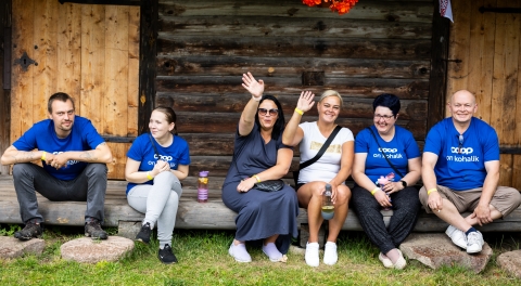 Kohalikud rõõmsalt lehvitamas. Foto: Erlend Štaub