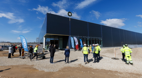 Narva kerkiv esimene uue formaadi Coopi kauplus sai nurgakivi ning saavutas täiskõrguse