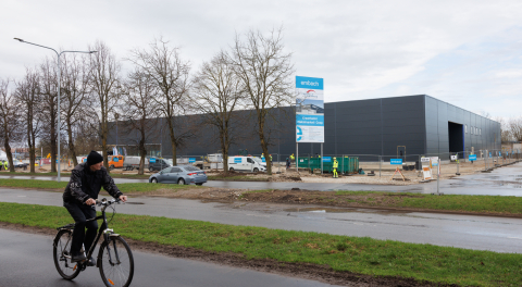 Narva kerkiv esimene uue formaadi Coopi kauplus sai nurgakivi ning saavutas täiskõrguse