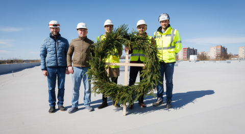 Narva kerkiv esimene uue formaadi Coopi kauplus sai nurgakivi ning saavutas täiskõrguse