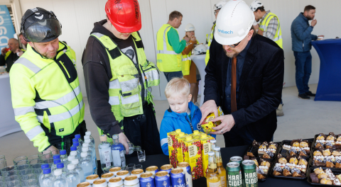 Narva kerkiv esimene uue formaadi Coopi kauplus sai nurgakivi ning saavutas täiskõrguse