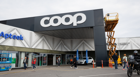 Coop avas ajaloo esimese hüpermarketi, tehes nimega kummarduse Prismale