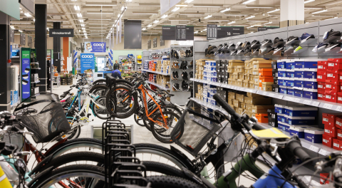 Coop avas ajaloo esimese hüpermarketi, tehes nimega kummarduse Prismale